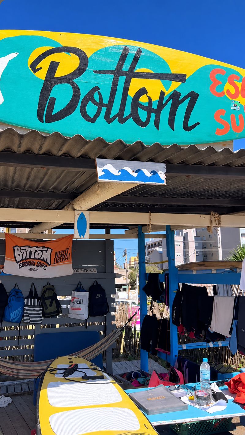La escuelita de Bottom con tablas, trajes y una hamaca