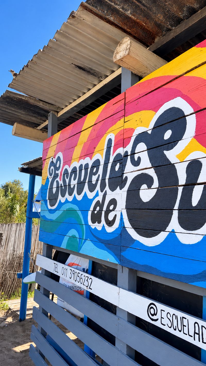 Mural de colores que dice Escuela de Surf