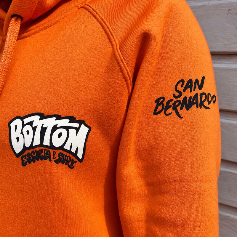 Buzo naranja de Bottom con San Bernardo en la manga