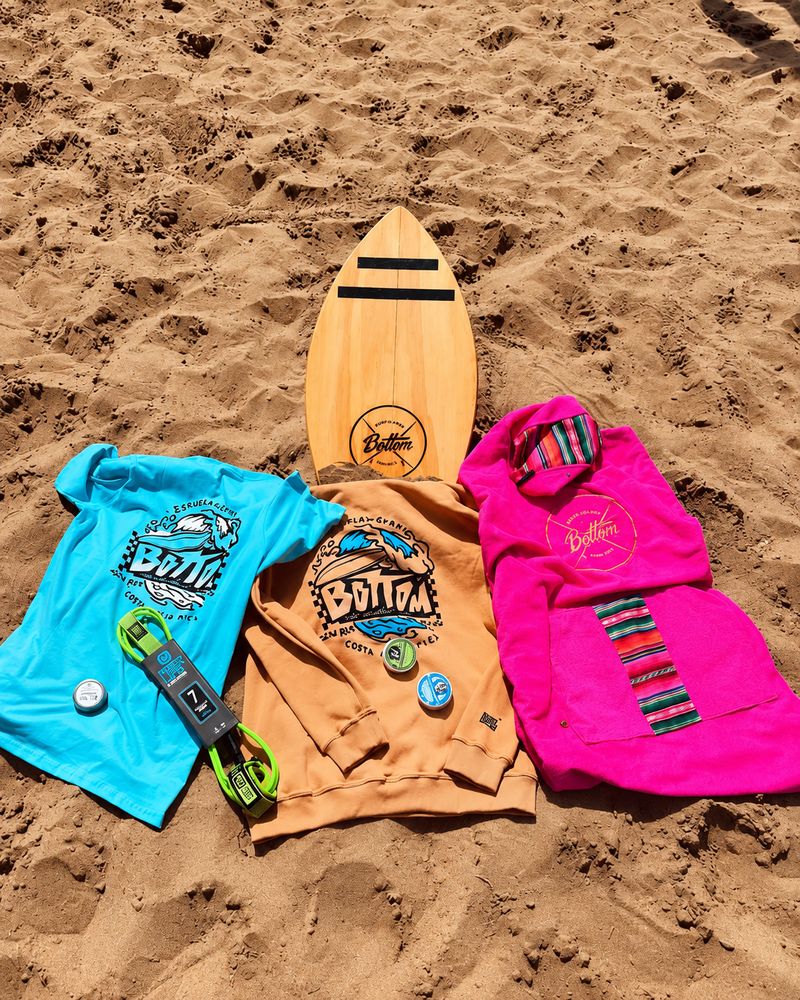Remera, buzo y poncho de Bottom en la arena