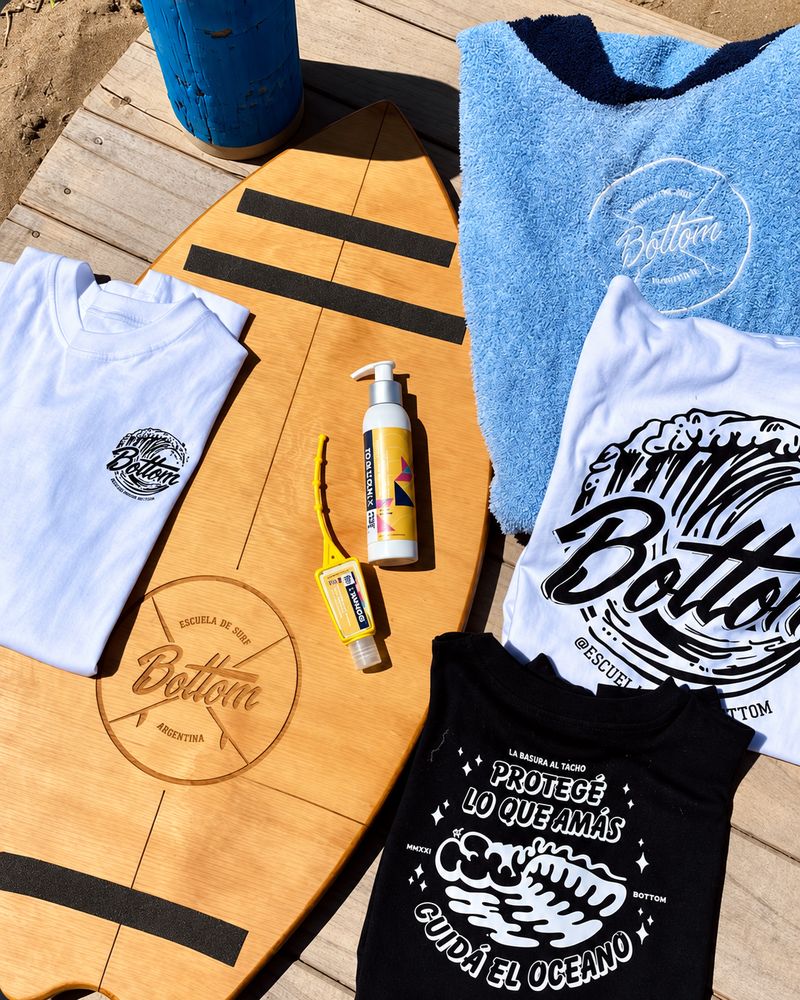 Remeras de Bottom sobre una tabla de madera