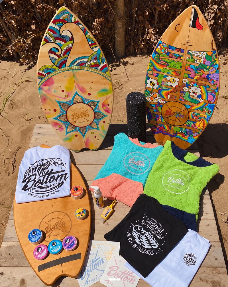 Tablas de madera pintadas, ponchos y remeras de Bottom