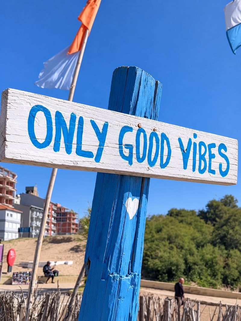 Cartel pintado que dice Only Good Vibes